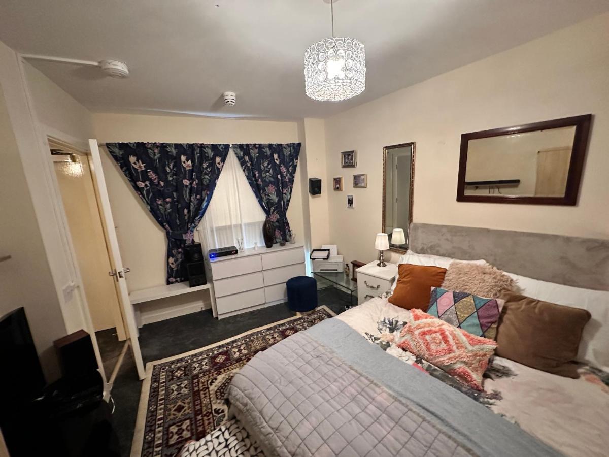Private Room. In Zone 2 In Cousy Flat Лондон Экстерьер фото